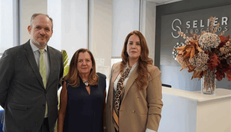 Rocio loreno nueva social del área fiscal internacional